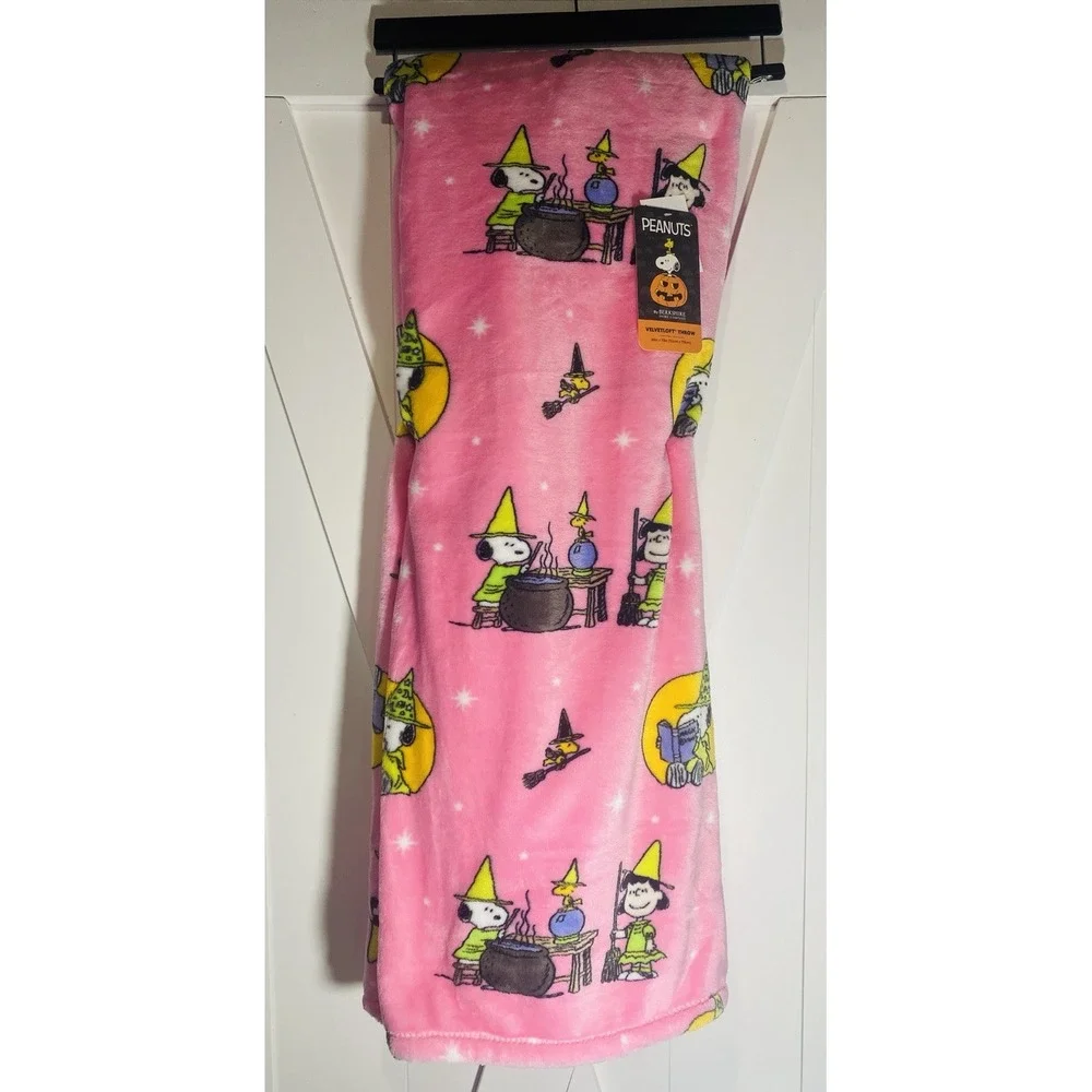 Peanuts Snoppy Woodstock Pink Halloween Witch Pumpkin VelvetLoft 60 x 70 Blanket